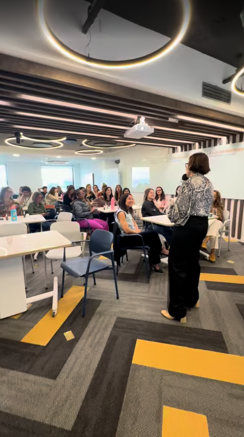Marizete Neves conduzindo formação para turma de participantes em sala de aula