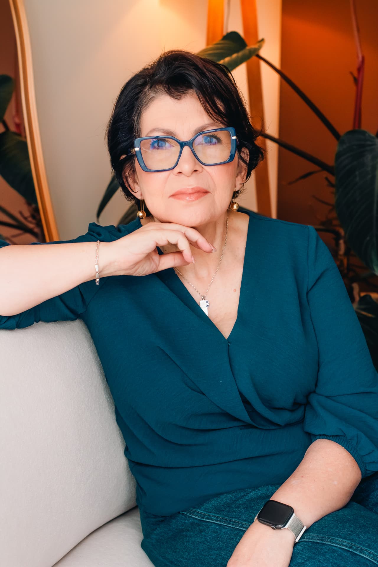 Marizete Neves em retrato profissional, com blusa verde-azulada